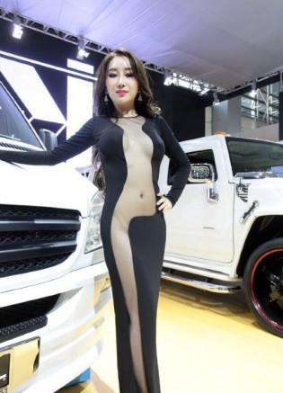 鄒晶晶車展真空上陣