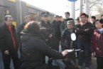 外國小伙扶摔倒女被訛報道不實 老外撞人罵人