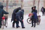 沈陽大爺雪中被撞倒不訛人 對撞人小伙說我有醫(yī)保