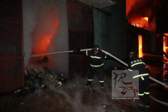 柯橋火災，12月21日晚紹興柯橋陽嘉龍村紗紡倉庫火災現場圖片