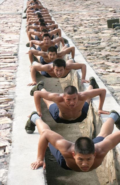南京軍區(qū)俯臥撐比賽樊特赟做2902個俯臥撐