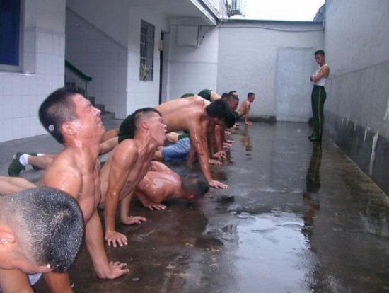 南京軍區(qū)俯臥撐比賽樊特赟做2902個俯臥撐