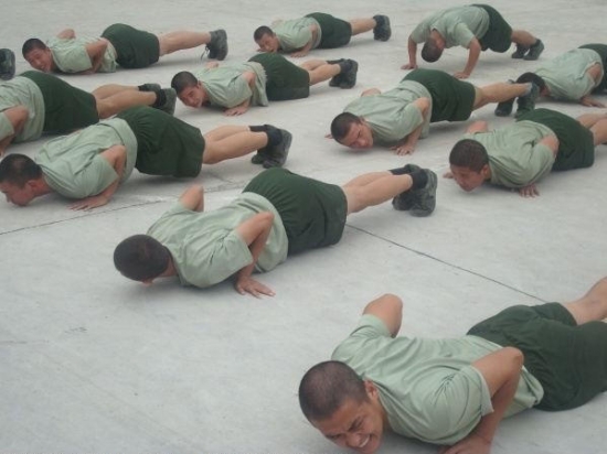 南京軍區(qū)俯臥撐比賽樊特赟做2902個俯臥撐