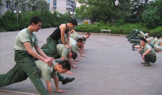 南京軍區(qū)俯臥撐比賽樊特赟做2902個俯臥撐