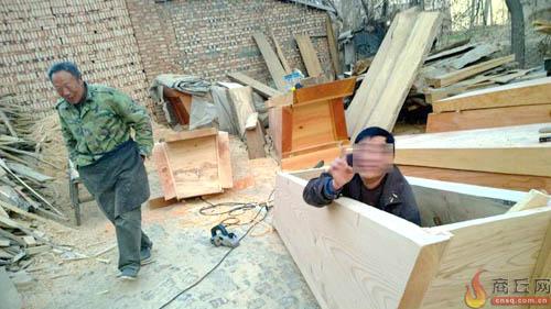 男子醉酒之后往棺材里躺 把棺材當成暖床