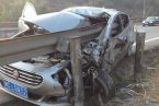 籠山隧道外車禍 平陽轎車失控撞上護欄差點被刺穿