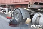 余杭區(qū)車(chē)禍 1月21日杭州東西大道發(fā)生車(chē)禍男子被碾壓