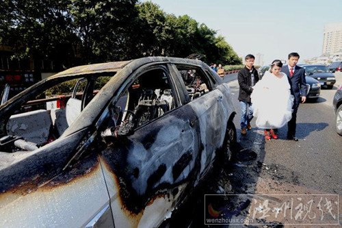 整輛婚車燒成鐵殼