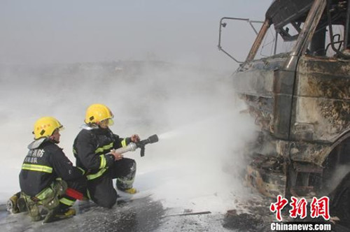 油罐車火勢被控制住