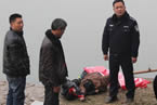 樂山一位母親用紅圍巾栓兒跳江 母子雙雙溺亡