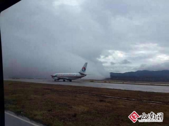 昆明長水機(jī)場跑道出現(xiàn)云墻