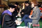 韓國大學洗足儀式 韓國釜山校長教授為學生洗腳