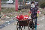 廣東陽(yáng)江高速服務(wù)區(qū)堆滿生活垃圾 只有一位清潔工在