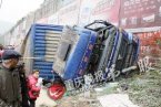 兩千多瓶茅臺(tái)高速遇車禍灑一地 搬運(yùn)工清理事故現(xiàn)場(chǎng)