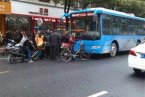 蕭山育才路發生車禍了 一名女子被公交車卷到車底