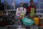 溫職削面機(jī)器人 溫職院第一餐廳出現(xiàn)一個(gè)刀削面機(jī)器
