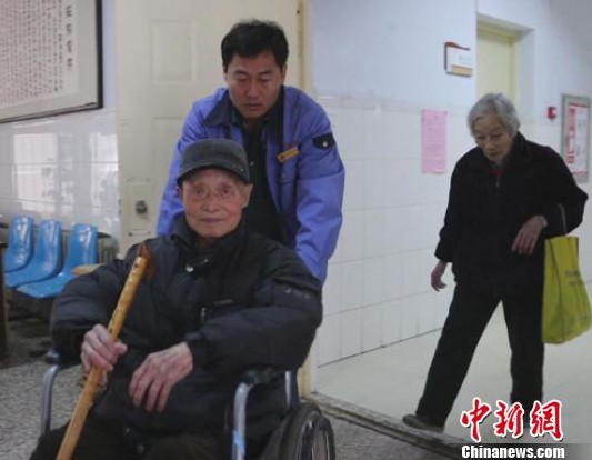 鄭州的哥免費送老人去醫(yī)院 為了準(zhǔn)時接送推遲出車