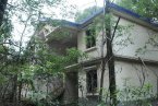 長沙星沙文化公園別墅被當廁所 別墅內墻都是涂鴉