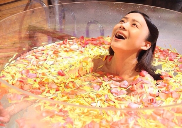 袁姍姍浴照像在蛋花湯里泡澡 袁姍姍泡澡時(shí)看著很肥