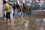 廣東下暴雨深圳機場被淹 乘客憤怒砸設施
