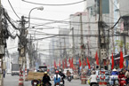越南河內(nèi)街景 電線桿上的電線像老鼠尾巴纏繞在一起