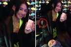 張柏芝坐神秘人大腿笑對(duì)鏡頭 很明顯這個(gè)神秘人是女