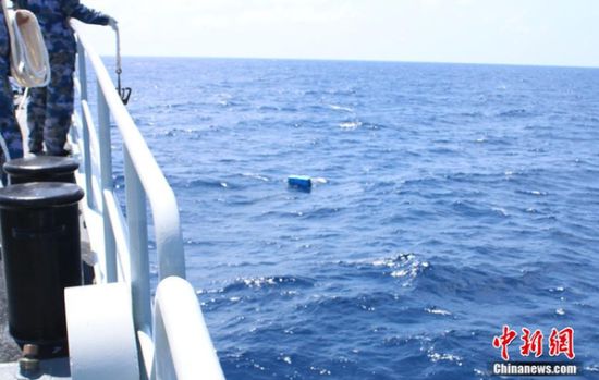 綿陽艦發現可疑漂浮物