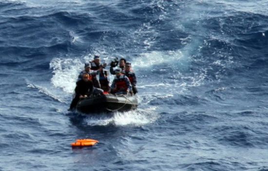 綿陽艦發現可疑漂浮物