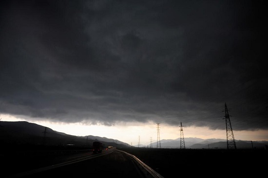 4月5日云南蒙自出現(xiàn)強(qiáng)對(duì)流天氣 天空電閃雷鳴烏云蔽日