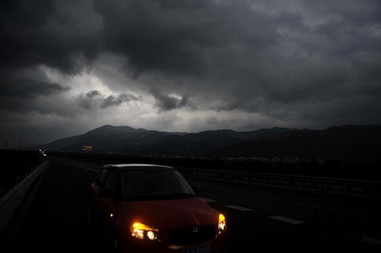 4月5日云南蒙自出現(xiàn)強(qiáng)對(duì)流天氣 天空電閃雷鳴烏云蔽日