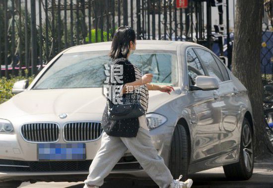 何潔挺大肚外出就餐