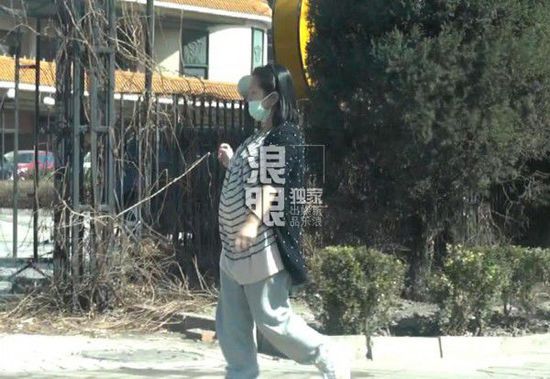 何潔挺大肚外出就餐