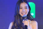 Angelababy低胸裙亮相某品牌發布會