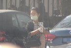 何潔挺大肚外出就餐 赫子銘沒有陪同何潔挺大肚腳步