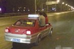 男女坐出租車窗玩自拍
