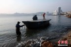 老人自造航母下水 山東青島老人溫玉柱自造微縮版航