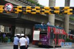 南寧雙層公交車被限高架削頂 公交車司機不知道自己
