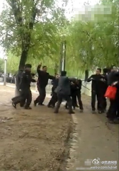 合肥城管持棍棒圍毆游客