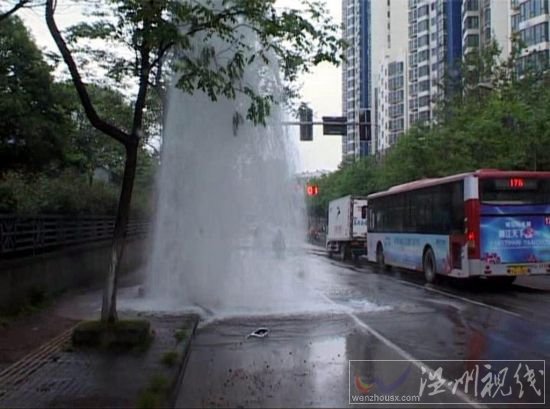 南京消防栓被汽車撞斷