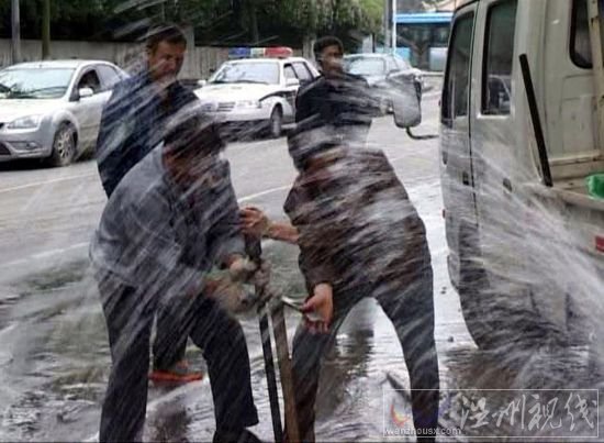 南京消防栓被汽車撞斷