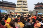 沂蒙山祈福貢品煎餅遭哄搶 萬(wàn)斤煎餅10多分鐘被搶光