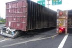 集裝箱側(cè)翻壓扁五菱車 高速護(hù)欄救了4條命