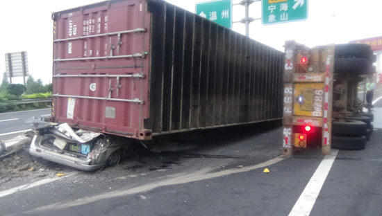 集裝箱側(cè)翻壓扁五菱車 高速護(hù)欄救了4條命