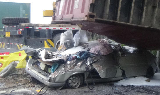 集裝箱側(cè)翻壓扁五菱車 高速護(hù)欄救了4條命