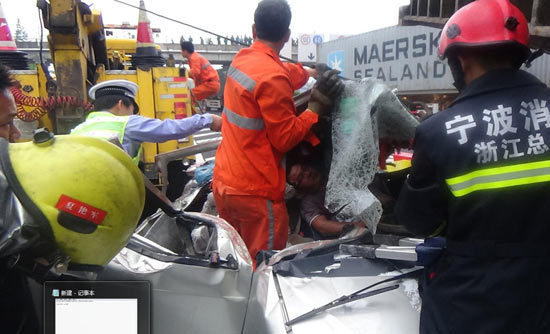 集裝箱側(cè)翻壓扁五菱車 高速護(hù)欄救了4條命