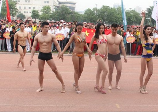 陜西省大學(xué)生田徑運(yùn)動(dòng)會(huì)開幕式 女生穿比基尼男生穿泳褲