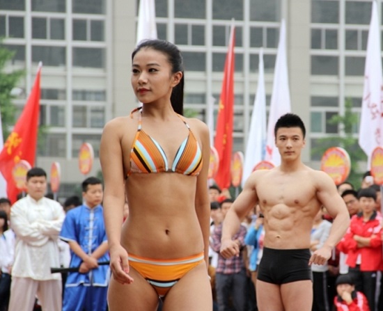 陜西省大學(xué)生田徑運(yùn)動(dòng)會(huì)開幕式 女生穿比基尼男生穿泳褲