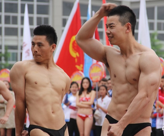 陜西省大學(xué)生田徑運(yùn)動(dòng)會(huì)開幕式 女生穿比基尼男生穿泳褲