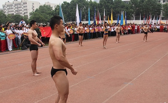 陜西省大學(xué)生田徑運(yùn)動(dòng)會(huì)開幕式 女生穿比基尼男生穿泳褲