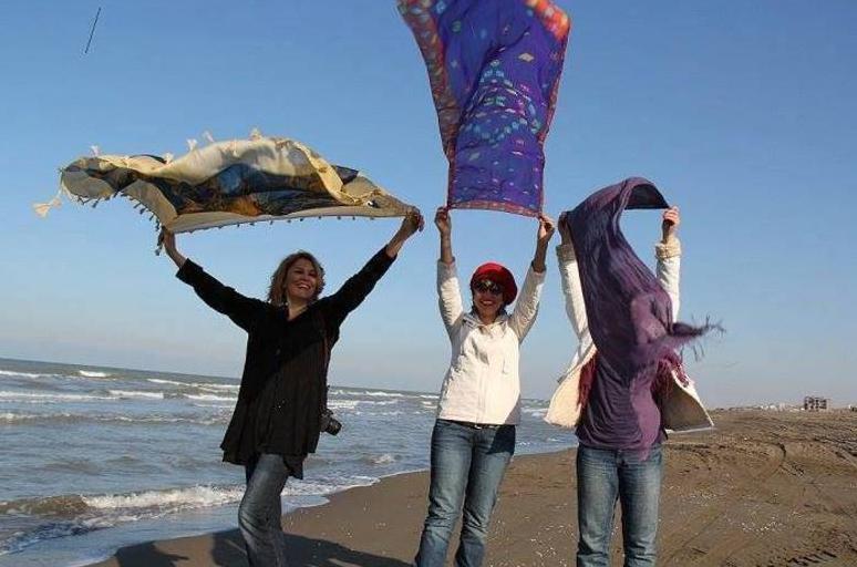 伊朗女子曬摘掉面紗照片獲贊